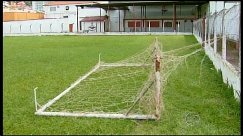 Menino fica em estado grave após ser atingido por trave em campo de