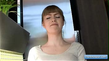 La sexy rubia amateur Alana juega con sus tetas naturales y se folla con los dedos su coño