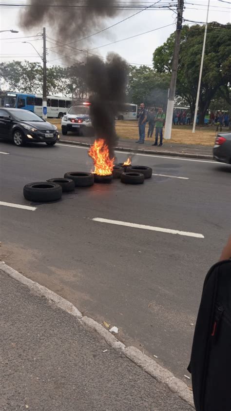 Protesto Em Frente Ao Terminal De Carapina Complica Trânsito Em Duas