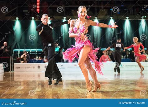 Bailarines Que Bailan La Danza Latina Fotografía editorial Imagen de samba deporte