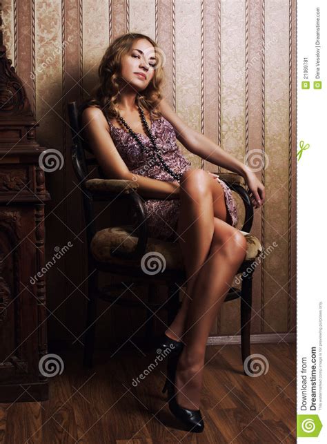 Blonde Atractivo N Un Interior Lujoso Imagen De Archivo Imagen De