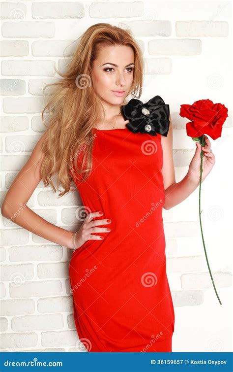 Femme Blonde Avec La Rose De Rouge En Studio Fille Et Fleur Image Stock Image Du Cheveu