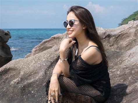 Hot girl siêu xe Quảng Bình chăm xoạc chân chơi golf để dáng chuẩn mẫu