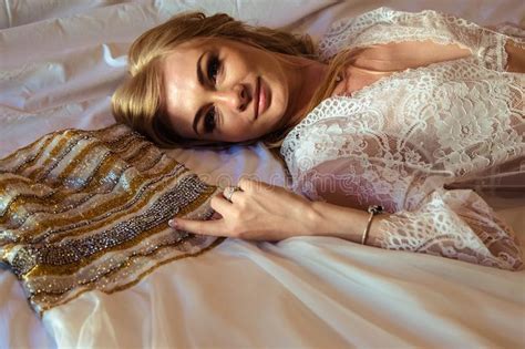 Matin Du S De Jeune Mari E Portrait De Jeune Femme Blonde Dans La Lingerie Blanche Avec Sa