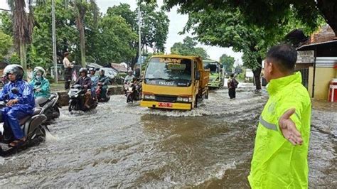 BREAKING NEWS : Diguyur Hujan Seharian, Pantura Tirto Pekalongan ...