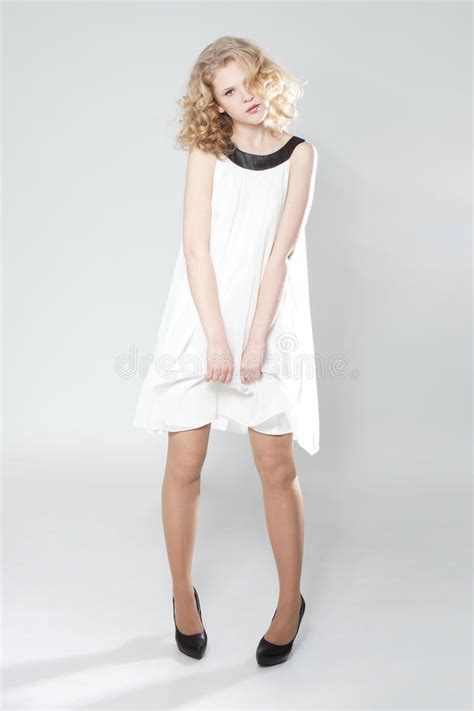 Jeune Fille Blonde Posant Dans Le Studio Dans La Robe Blanche Image Stock Image Du Moderne