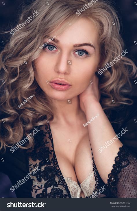 Curvy Beautiful Busty Blonde Woman Poses Foto De Stock 396194152 Shutterstock