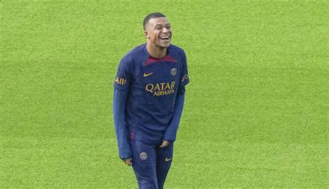 Foto Melihat Keceriaan Kylian Mbappe Saat Kembali Berlatih Bersama Psg