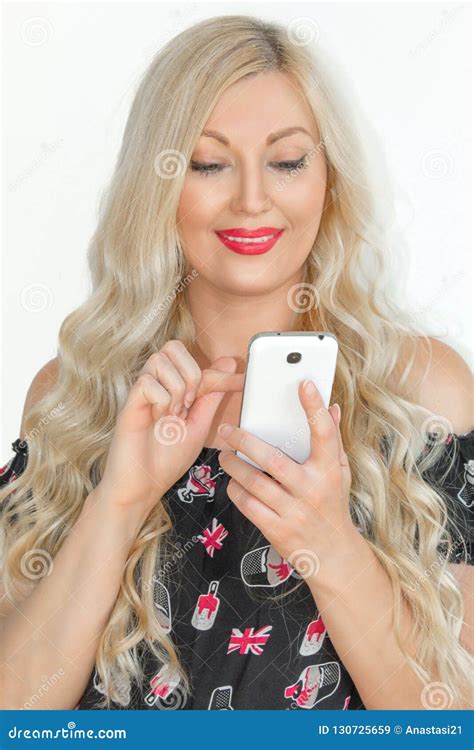 Een Mooi Jong Blonde Met Het Lange Haar Spelen Op Een Mobiele Telefoon En Glimlachen Leuk Op