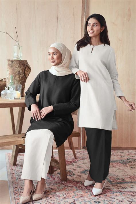 Baju Raya Putih Melaram Dengan Baju Raya Jonathan Andersen