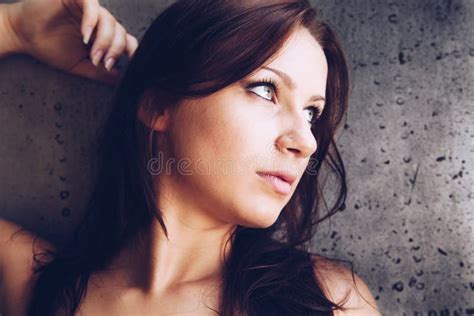 Portrait D Une Belle Jeune Fille En Lingerie Sexy Pr S De L Ancien Avion Bris Abandonn