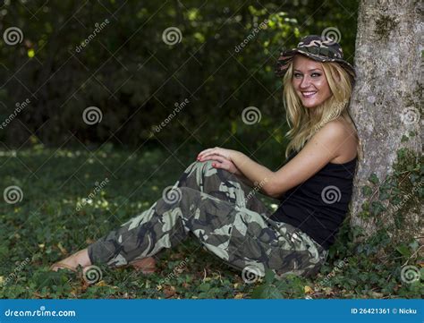 De Leuke Blonde Vrouw Kleedde Zich In Camouflage In Bos Stock Afbeelding Image Of Glimlachen