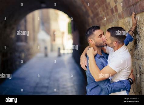 Uomini Gay Che Si Baciano Immagini E Fotografie Stock Ad Alta Risoluzione Pagina 2 Alamy