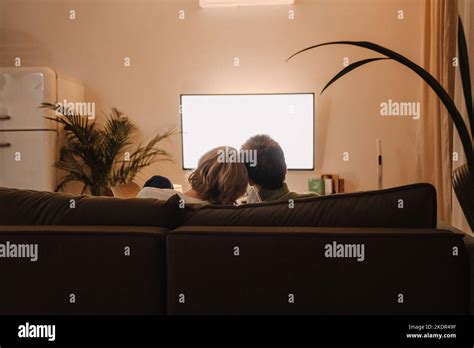 Un Jeune Couple Gay Se Serre Et Se Repose Sur Un Canap Tout En Regardant La T L Vision La