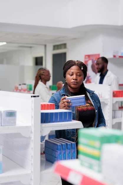 Mujer Afroamericana Comprando Pastillas En Una Farmacia Leyendo