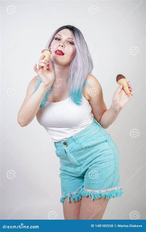 Jolie Fille Blonde Caucasienne De Cheveux Courts Mangeant De La Glace Savoureuse Avec Le C Ne De