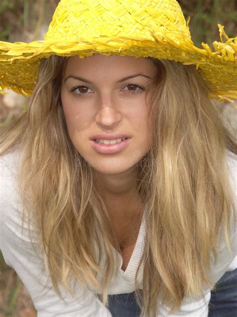 Fille Blonde Avec Le Chapeau Jaune Se Penchant Vers L Avant Photo Stock Image Du Heureux