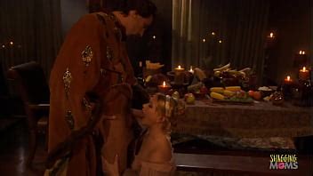 La rubia cachonda soñando con sexo anal con una polla grande y dura en la época medieval