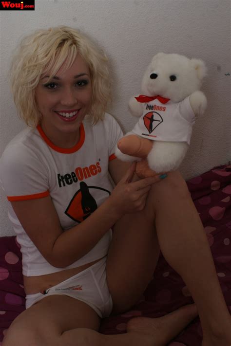 Gorgeous Blonde Chick Posing In Her Sexy Freeones Outfit 15 Photos