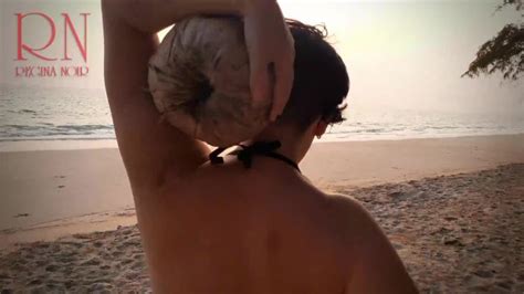 Nette Dame Am Einsamen Fkk Strand Roter Badeanzug Roter Bikini Kokosnuss Pornhub