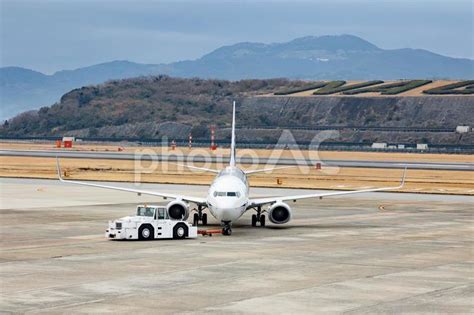 乗り物シリーズ 離陸前の旅客機 No 25782299｜写真素材なら「写真ac」無料（フリー）ダウンロードok