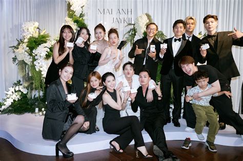 Hot girl Mai Anh bế con trai tuổi bật khóc ở đám cưới bên ông xã