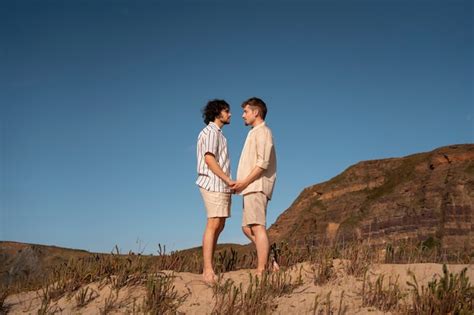 Coppie Gay Sulla Spiaggia Foto Gratis