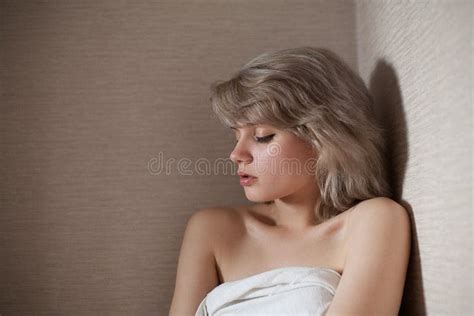 Giovane Donna Carina Caucasica Con I Capelli Corti E Le Spalle Nude Davanti Al Muro Fotografia