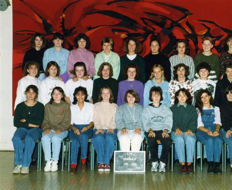 Photo de classe 2éme anée CSS de 1991 Lycée Professionnel Delphine Gay Copains d avant