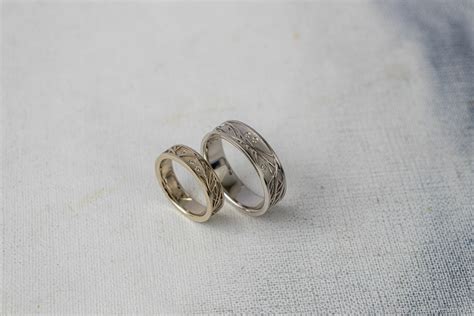 Обручальные кольца с узором бриллиантами из белого и жлетого золота в ...