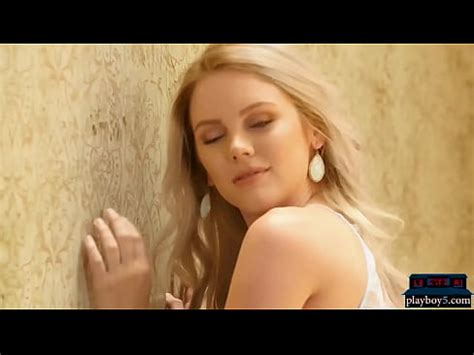 Natural Busty MILF Model Shows Off All Her Good Curves XNXX