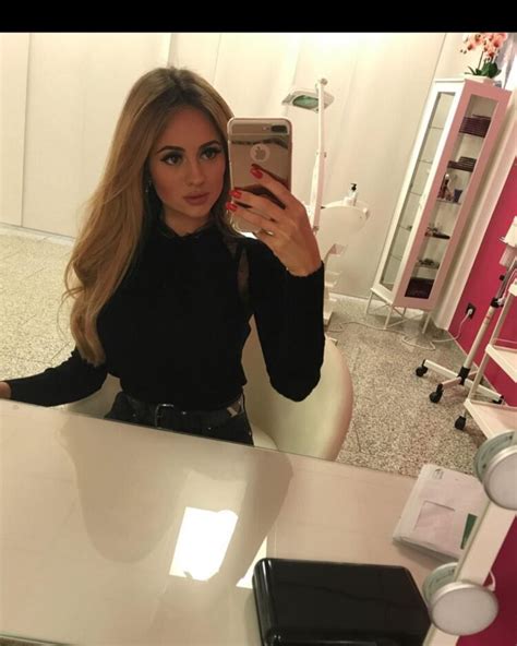 Hot Sexy Aurelia Auri Bikini Pics