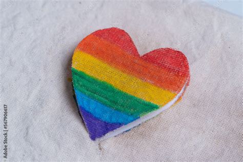corazón pintado con colores de bandera de orgullo gay con volumen sobre tela de manta arrugada