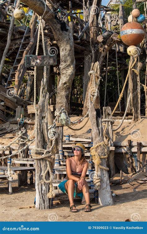 Frau Im Gelben Bikini Der Auf Tropischem Strand Bei Seychellen Liegt Stockbild Bild Von