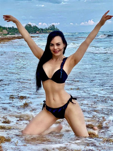 En bikini y sin maquillaje Maribel Guardia celebró llegar a 3 millones