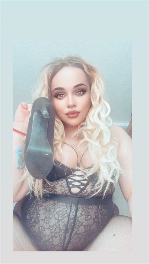 Is Here Some Finsub Paypiggy For Bbw Mistress Get Down On Your Knees And Lick My Dirty Shoes