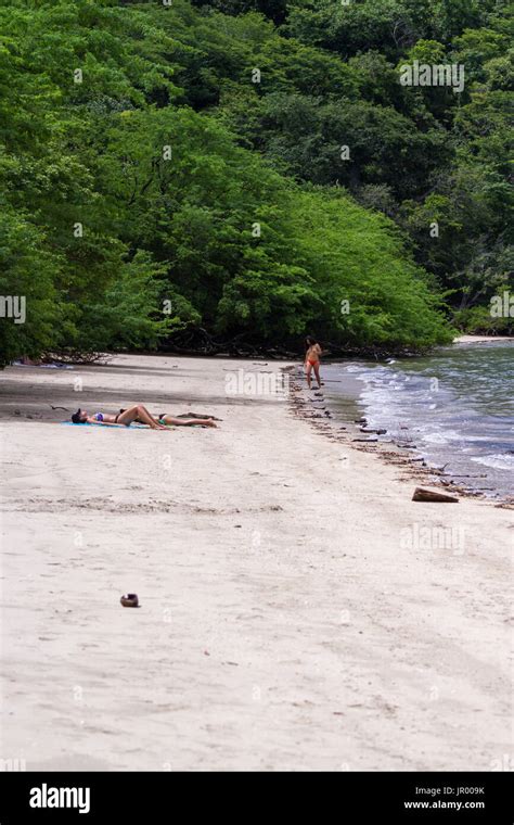 Frauen Im Bikini Im Wald Fotos Und Bildmaterial In Hoher Aufl Sung Alamy