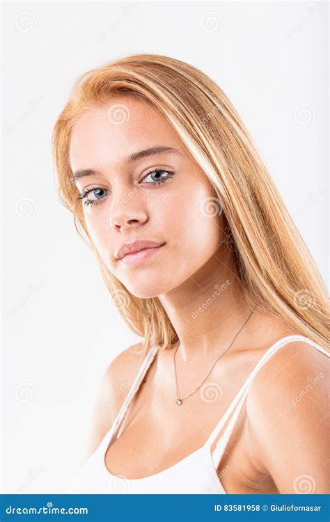 Belle Fille Blonde Avec Des Yeux Bleus Photo Stock Image Du Joyeux Bleu