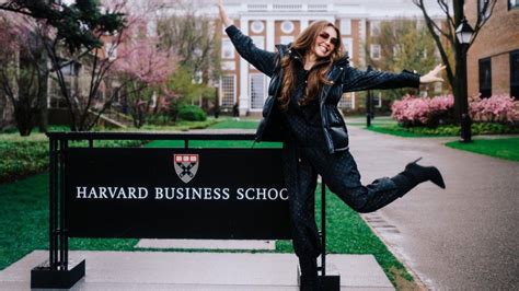 Thalía presumió diminuta cintura en bikini rosa a sus años Infobae