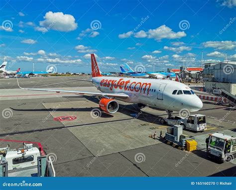 Easyjet Airbus A320 At Gate Editorial Image Image Of Engine Airbus