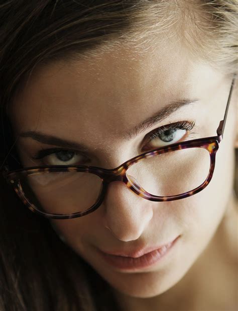 Eigenvergrößerung erklärt Welche Brille bei großen Augen?