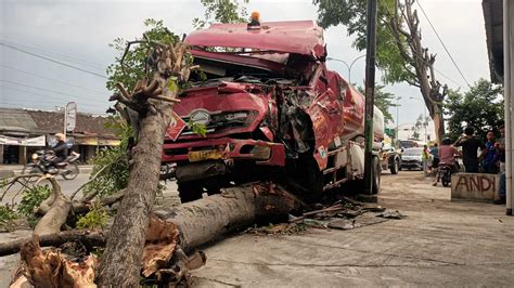 Hindari Penyeberang Jalan Truk Tangki Pertamina Seruduk Teras Warung