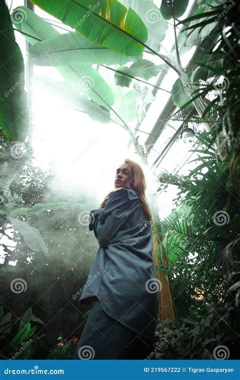 Prachtig Blonde Meisje Portret In De Open Lucht In Een Botanische Tuin Onder Exotische Planten