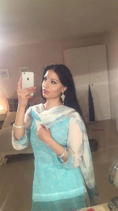 Rate My NRI Bhabhi Comment If U All Needs Nude Of Her Scrolller