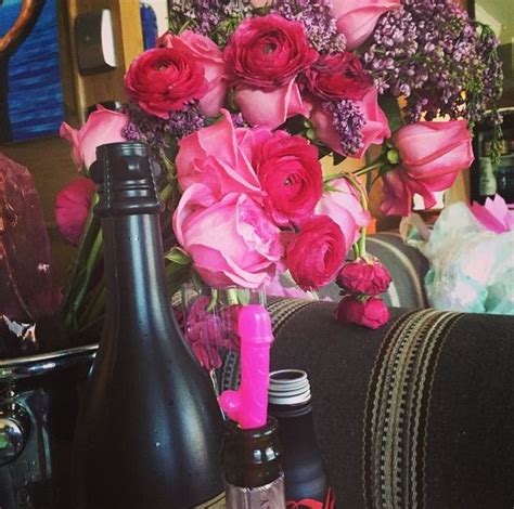 Απίστευτο Πασίγνωστη τραγουδίστρια έκανε sex με πλαστική κούκλα