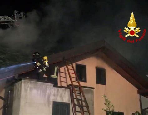 Bareggio Sar Mia O Di Nessun Altro Casa Bruciata Per Vendetta