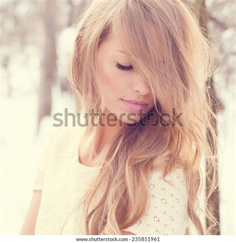 Photo De Stock L Hiver Sexy De La Blonde 235851961 Shutterstock