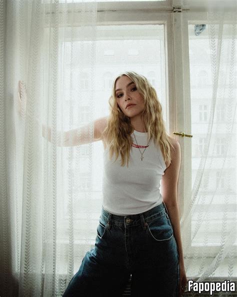 Esther Graf Nude Leaks Photo Fapopedia