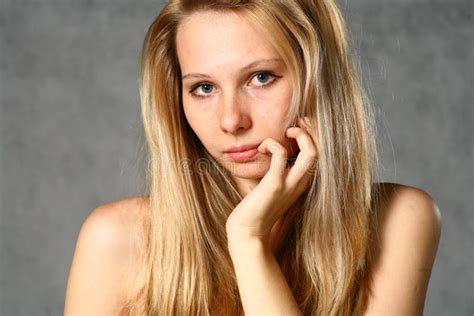 Belle Jeune Femme Blonde Verticale Image Stock Image Du Blonde Visage