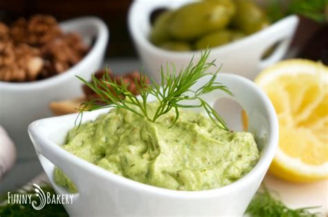 Вкусен и ароматен авокадо дип с орехи и заквасена сметана